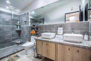 シャワー、ヘアドライヤー、タオル、石鹸