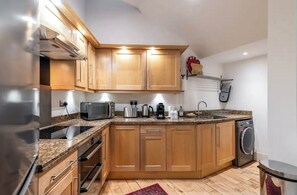 Geladeira, cooktop, lava-louças, torradeira