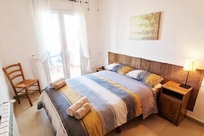 2 bedrooms, WiFi, bed sheets - Well situated 2 bed apartment Golf Course Views 2 minutes from Bar, Restaurant  (Sucina)