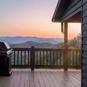 Property grounds - Luxury Log Cabin Retreat – Hot Tub, Sauna, Cold Plunge, Gym & Mountain Views (Canton)