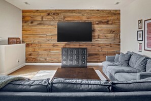 Smart TV, fireplace, books, music library - Luxury Log Cabin Retreat – Hot Tub, Sauna, Cold Plunge, Gym & Mountain Views (Canton)