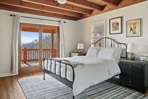 5 bedrooms, desk, iron/ironing board, free WiFi