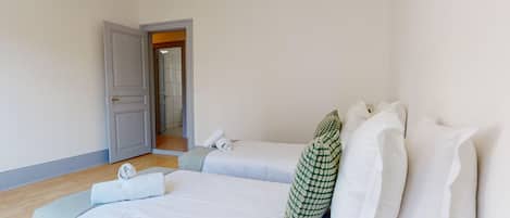 3 bedrooms, iron/ironing board, free WiFi, bed sheets