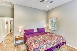 2 bedrooms, desk, iron/ironing board, internet - Peaceful Riverside Home w/ Patio, 7 Mi to Downtown (Riverside)