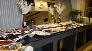 A buffet with various dishes and a sign for 'AZZE Palace'. - Sivas Azze Palace Otel (Sivas)