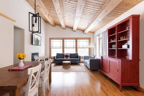 Smart TV, fireplace