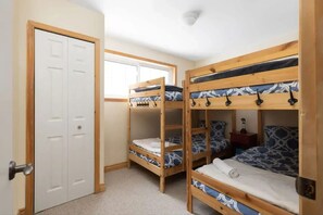 3 dormitorios, tabla de planchar con plancha, wifi gratis y ropa de cama