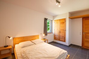 2 bedrooms, iron/ironing board, travel cot, wheelchair access