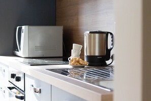 Fridge, microwave, oven, coffee/tea maker