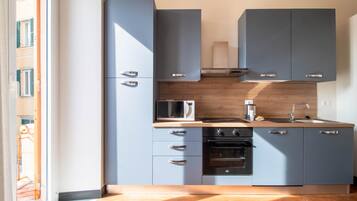 Fridge, microwave, oven, coffee/tea maker