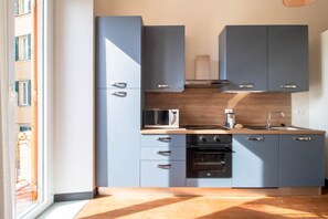 Kühlschrank, Mikrowelle, Ofen, Wasserkocher mit Kaffee-/Teezubehör