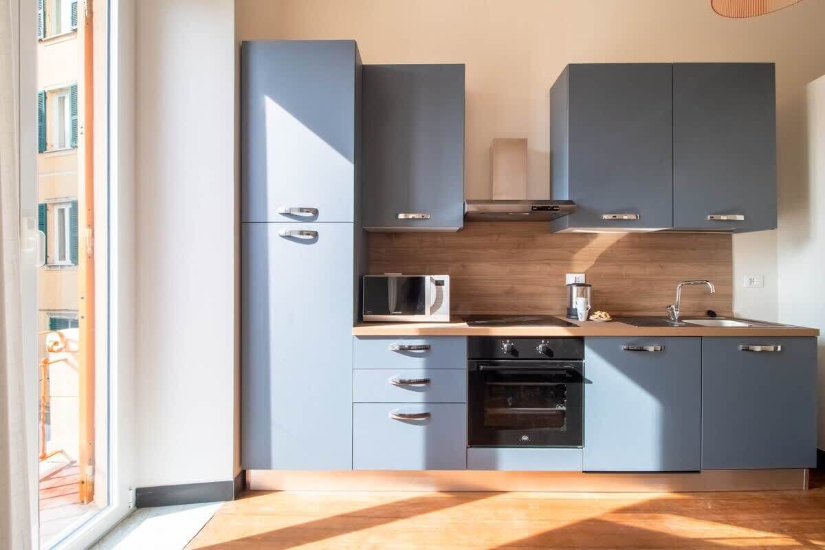 Frigorifero, microonde, forno, piano cottura