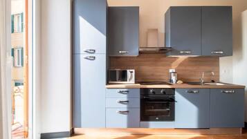 Frigorifero, microonde, forno, piano cottura