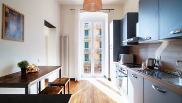 KĂŒhlschrank, Mikrowelle, Ofen, Wasserkocher mit Kaffee-/Teezubehör