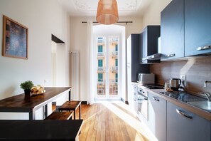 Kühlschrank, Mikrowelle, Ofen, Wasserkocher mit Kaffee-/Teezubehör