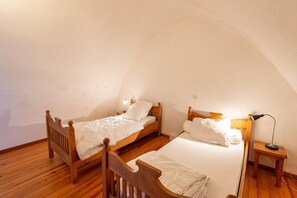 2 dormitorios, tabla de planchar con plancha, cuna de viaje