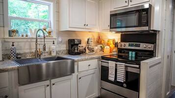 Een koelkast, een microgolfoven, een oven, een kookplaat