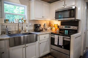 Jääkaappi, mikroaaltouuni, uuni, liesi