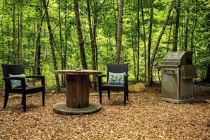 Outdoor dining - Creekside Cottage | River Access, Kayaks & Trails (Menlo)