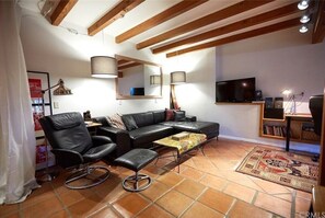 Älytelevisio, takka, kirjoja, stereot