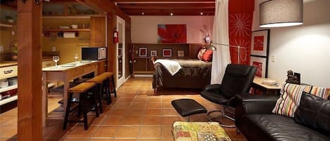 1 bedroom, desk, WiFi, bed sheets