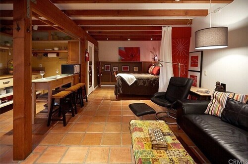 Cozy & Charming! Lake Arrowhead Studio Apt by Lake & Village-Deck View-Soak Tub