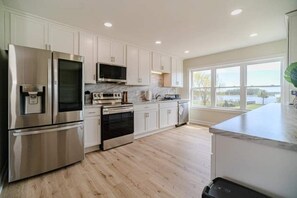 冷蔵庫、電子レンジ、オーブン、コンロ