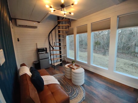 Coin séjour. The Nest, reconnect with that special someone in our charming birdhouse!