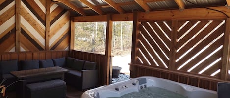 Outdoor spa tub
