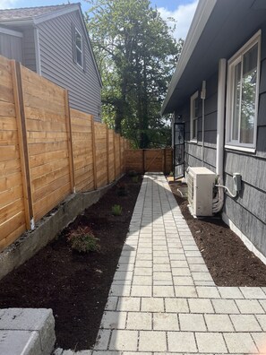 Property grounds - Columbia City 2BR - Walkable to Synagogue - Family Visits Welcome (Seattle)