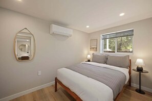 2 bedrooms, desk, iron/ironing board, free WiFi - All-Inclusive Modern 2BR Apartment (Seattle)