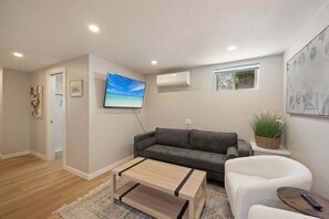 Smart TV - Fully renovated sunlight basement ADU in Seward Park (Seattle)