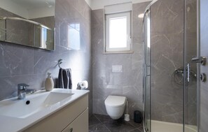 Shower, hair dryer - Lovely home in Vodnjan (Vodnjan)