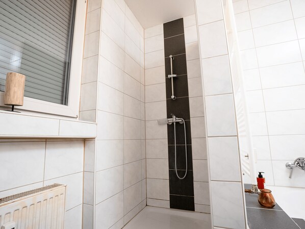 Dusche, Haartrockner, Handtücher, Toilettenpapier