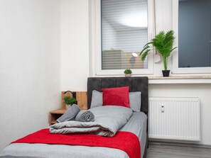 4 bedrooms, iron/ironing board, WiFi, bed sheets