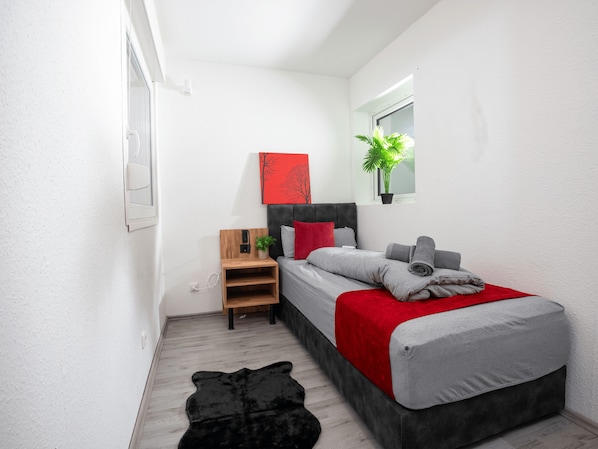 4 habitaciones, tabla de planchar con plancha, wifi y ropa de cama 