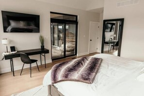 5 bedrooms - The Fairway Chalet located on Golf Resort (Calabogie)