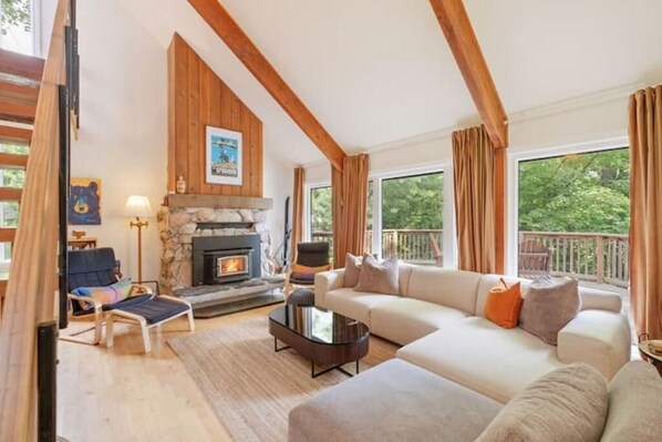 Living area - Viewmount Cabin (Calabogie)