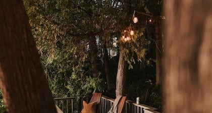 Cottage • Hot Tub + Sauna {Golf}