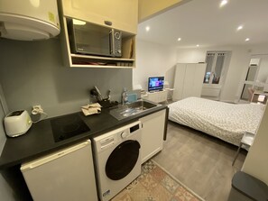 Een koelkast, een magnetron, een kookplaat