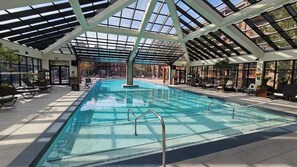 Inomhuspool och utomhuspool