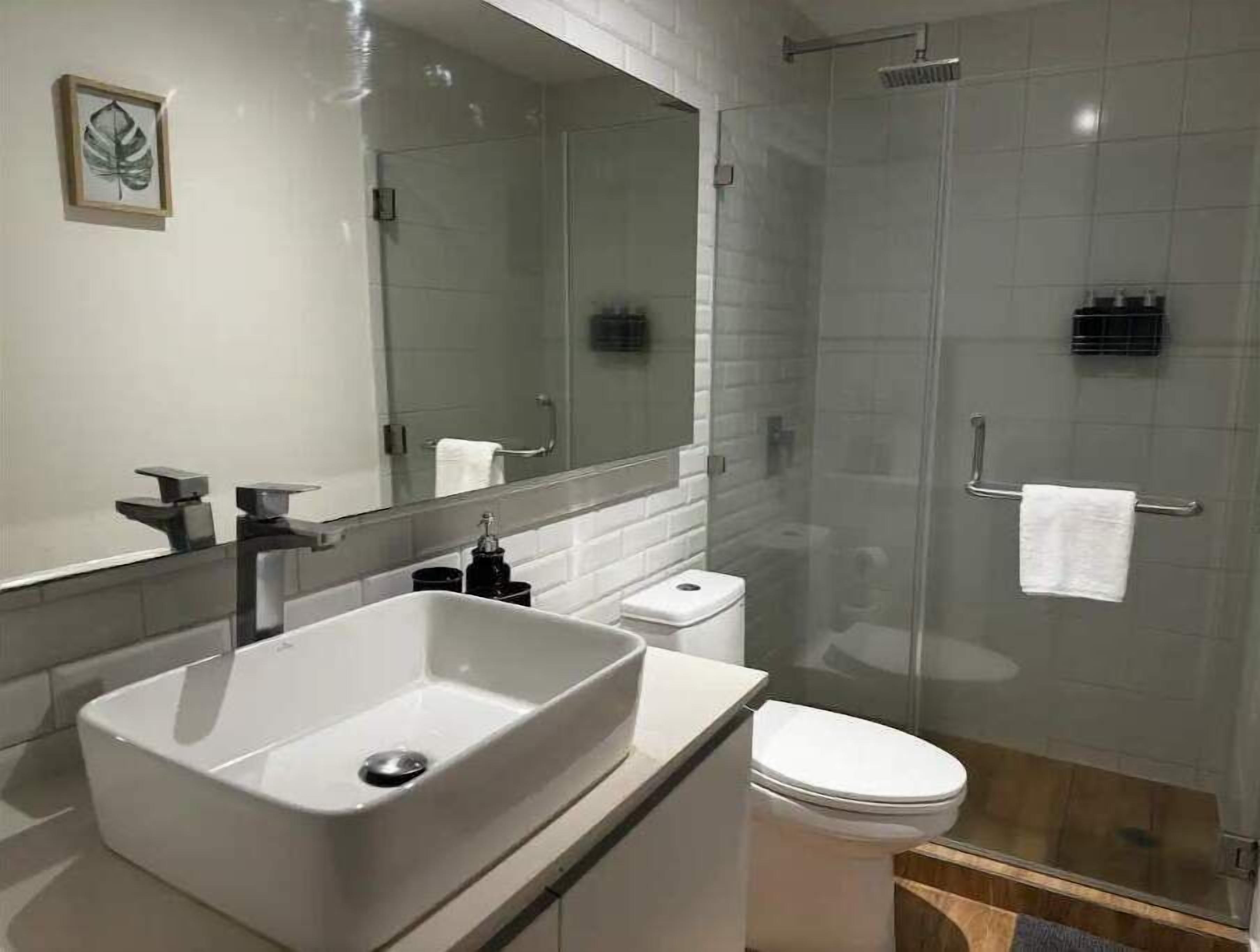 Douche, sèche-cheveux, serviettes fournies, savon