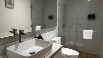Douche, sĂšche-cheveux, serviettes fournies, savon