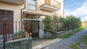 A two-story house with a gated entrance, a balcony, and a small garden area. - Pet friendly apartment in Tavarone (Tavarone)
