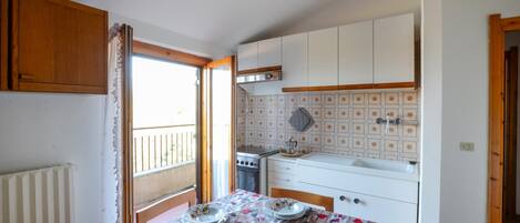 Kjøleskap, ovn og kokeplater