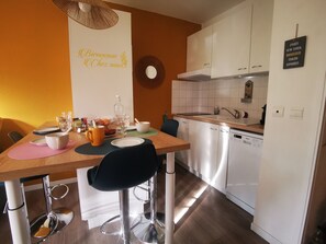 Fridge, microwave, oven, stovetop - Bienvenue Chez Nous A 2 PAS DE Honfleur Compagnons à 4 Pattes Bienvenus Aussi ! (Équemauville)