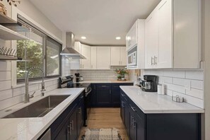 Fridge, microwave, oven, stovetop - Enjoy a 11-minute drive to T-Mobile Park from this Seattle property (Seattle)