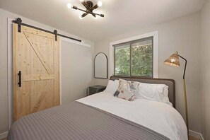 3 bedrooms, desk, iron/ironing board, WiFi - Enjoy a 11-minute drive to T-Mobile Park from this Seattle property (Seattle)