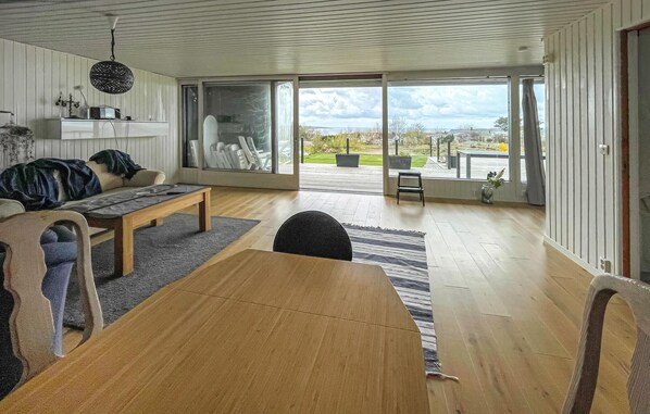 Fireplace - Beautiful home in Stråvalla with WiFi (Stråvalla)