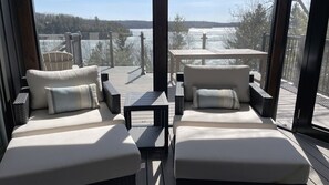 Smart TV, chimenea y tenis de mesa